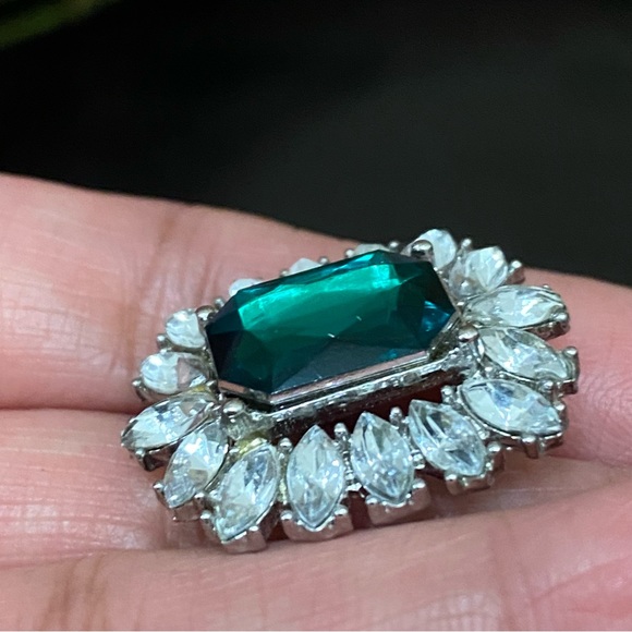 Unsigned Vintage Faux Emerald Earrings - Picture 7 of 10